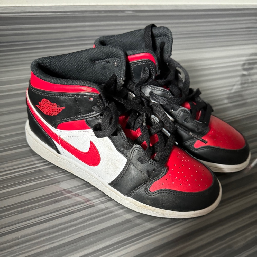 Nike Air Jordan 1 Mid SE Basketball Sneaker